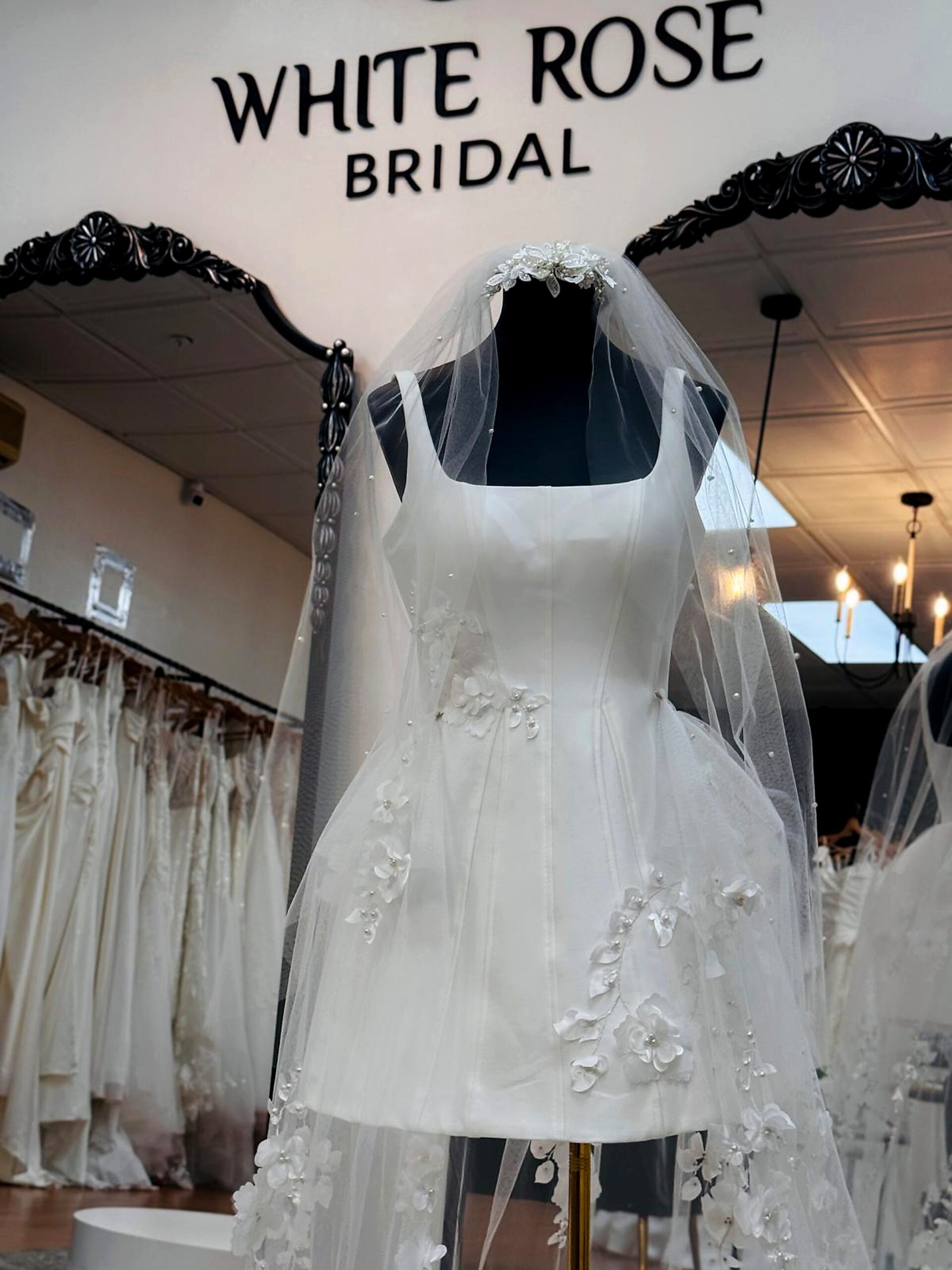 Interior de White Rose Bridal en el Ironbound de Newark